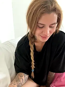 Snapshot of EmiliaCatalina chatting on October 20, 2025, 6:08 pm EmiliaCatalina online show from October 20, 2025, 6:08 pm