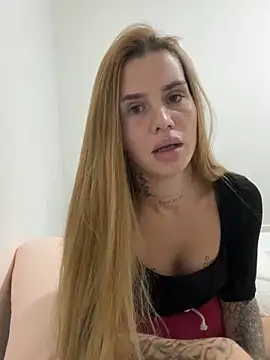 Snapshot of EmiliaCatalina chatting on September 30, 2025, 12:05 am EmiliaCatalina online show from September 30, 2025, 12:05 am