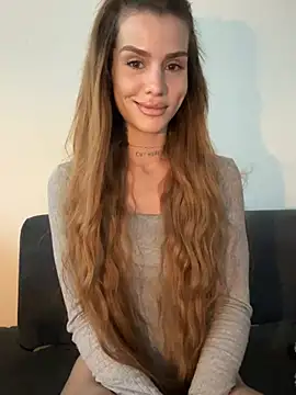 Snapshot of EmiliaCatalina chatting on July 4, 2026, 8:35 pm EmiliaCatalina online show from July 4, 2026, 8:35 pm