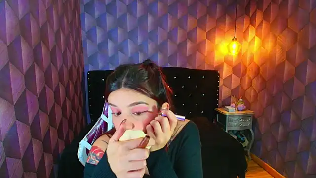 LiaHarryis online show from November 24, 2025, 7:25 pm