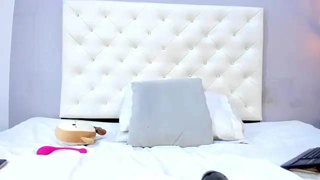NICOLSKINNY1 online show from May 23, 2026, 8:52 pm