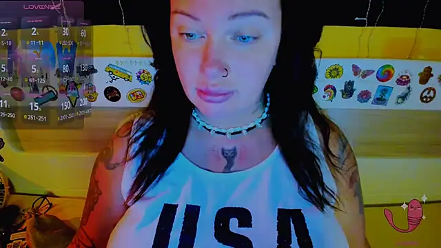 Snapshot of EllieOz chatting on September 18, 2025, 4:43 pm EllieOz online show from September 18, 2025, 4:43 pm