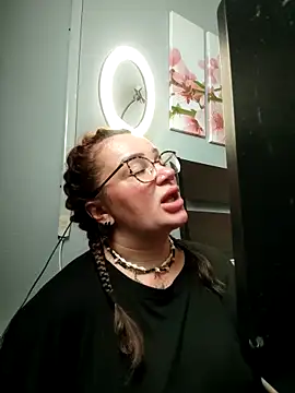 Snapshot of EllieOz chatting on September 17, 2025, 8:16 am EllieOz online show from September 17, 2025, 8:16 am