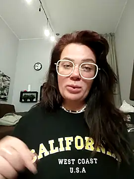 Snapshot of EllieOz chatting on September 30, 2025, 5:52 pm EllieOz online show from September 30, 2025, 5:52 pm