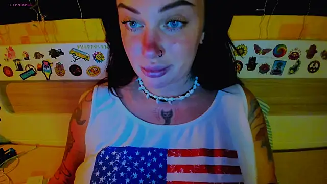 Snapshot of EllieOz chatting on October 20, 2025, 4:40 pm EllieOz online show from October 20, 2025, 4:40 pm