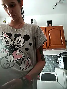 LauraBaby online show from October 1, 2025, 9:47 am