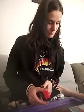 LauraBaby online show from October 21, 2025, 2:49 pm