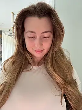 curvyflawless online show from April 19, 2026, 9:43 am