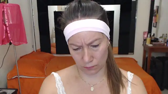 Snapshot of CATRINA-83 chatting on October 4, 2025, 11:56 am CATRINA-83 online show from October 4, 2025, 11:56 am