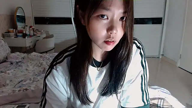 -Lucky Girl online show from May 24, 2026, 1:33 pm