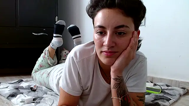 Snapshot of linda_33 chatting on October 17, 2025, 8:43 pm linda 33 online show from October 17, 2025, 8:43 pm