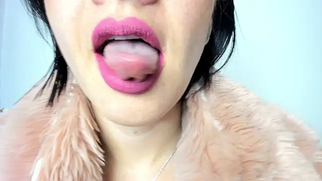Snapshot of queen_fetish chatting on December 17, 2024, 10:34 am queen fetish online show from December 17, 2024, 10:34 am
