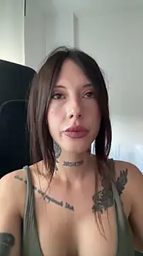 Snapshot of BellaGiaxx chatting on November 1, 2025, 1:05 pm BellaGiaxx online show from November 1, 2025, 1:05 pm