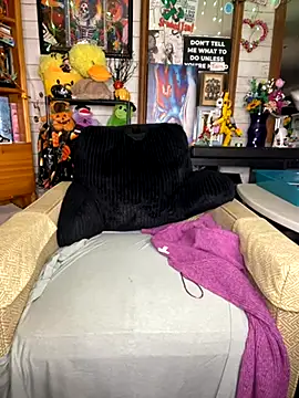 Snapshot of TrenaAnne chatting on October 8, 2025, 5:31 am TrenaAnne online show from October 8, 2025, 5:31 am