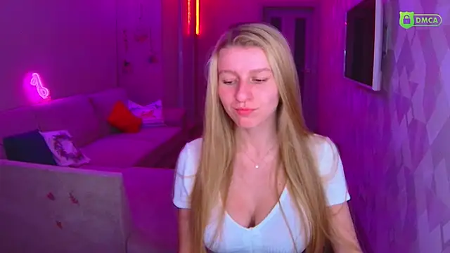 AmaliaQueen online show from December 15, 2025, 2:01 pm