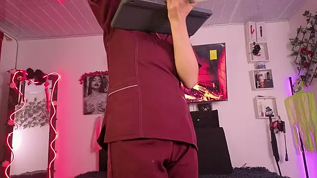 Alaia Asuka online show from October 23, 2025, 1:37 am