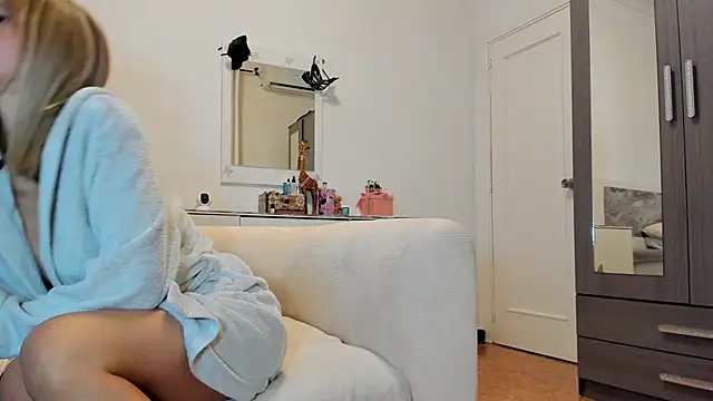 Snapshot of anisialuna_ chatting on November 29, 2025, 7:08 am anisialuna online show from November 29, 2025, 7:08 am