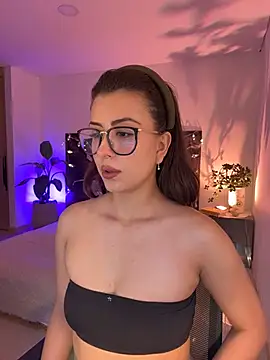 Snapshot of EmaSaenz chatting on February 17, 2026, 10:51 pm EmaSaenz online show from February 17, 2026, 10:51 pm