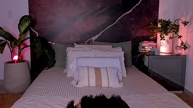 EmaSaenz online show from September 16, 2025, 9:05 pm