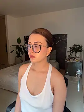 Snapshot of EmaSaenz chatting on February 20, 2026, 5:59 pm EmaSaenz online show from February 20, 2026, 5:59 pm