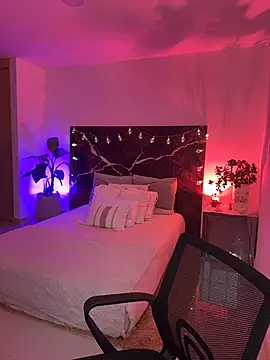 Snapshot of EmaSaenz chatting on February 12, 2026, 10:53 pm EmaSaenz online show from February 12, 2026, 10:53 pm