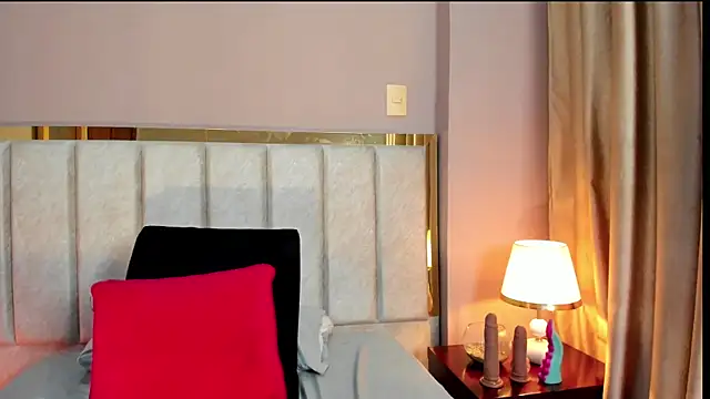 Snapshot of Emilywatsonn chatting on February 28, 2026, 12:43 am Emilywatsonn online show from February 28, 2026, 12:43 am