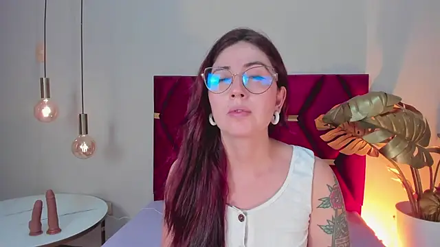 Snapshot of Emilywatsonn chatting on March 8, 2025, 12:33 am Emilywatsonn online show from March 8, 2025, 12:33 am