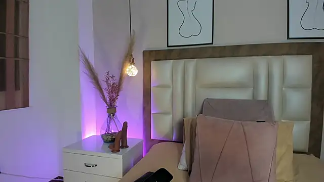 Snapshot of Emilywatsonn chatting on January 17, 2026, 12:37 am Emilywatsonn online show from January 17, 2026, 12:37 am