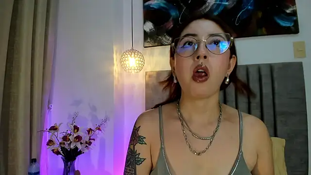 Snapshot of Emilywatsonn chatting on October 22, 2025, 12:32 am Emilywatsonn online show from October 22, 2025, 12:32 am