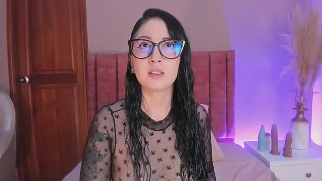 Snapshot of Emilywatsonn chatting on March 4, 2026, 12:29 am Emilywatsonn online show from March 4, 2026, 12:29 am