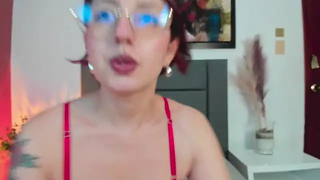 Snapshot of Emilywatsonn chatting on October 7, 2025, 12:22 am Emilywatsonn online show from October 7, 2025, 12:22 am