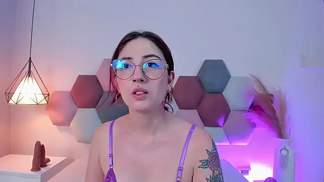 Snapshot of Emilywatsonn chatting on October 3, 2025, 12:25 am Emilywatsonn online show from October 3, 2025, 12:25 am