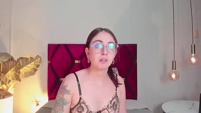 Snapshot of Emilywatsonn chatting on September 13, 2025, 11:49 pm Emilywatsonn online show from September 13, 2025, 11:49 pm