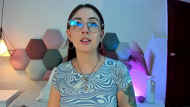 Snapshot of Emilywatsonn chatting on September 23, 2025, 12:50 am Emilywatsonn online show from September 23, 2025, 12:50 am