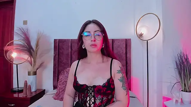 Snapshot of Emilywatsonn chatting on February 21, 2025, 11:44 am Emilywatsonn online show from February 21, 2025, 11:44 am