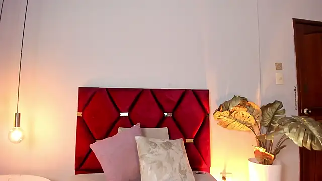 Snapshot of Emilywatsonn chatting on February 14, 2026, 11:38 pm Emilywatsonn online show from February 14, 2026, 11:38 pm