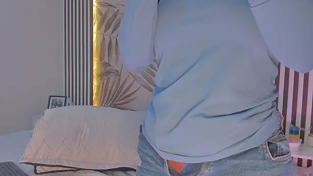 Snapshot of Samaantha-White chatting on October 21, 2025, 11:42 am Samaantha-White online show from October 21, 2025, 11:42 am