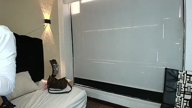 Snapshot of Ambarross chatting on October 18, 2025, 7:16 pm Ambarross online show from October 18, 2025, 7:16 pm