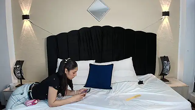 Snapshot of Ambarross chatting on October 13, 2025, 8:10 pm Ambarross online show from October 13, 2025, 8:10 pm