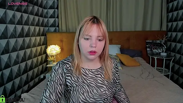 Snapshot of Stacy_Luv chatting on September 15, 2025, 12:33 am Stacy Luv online show from September 15, 2025, 12:33 am