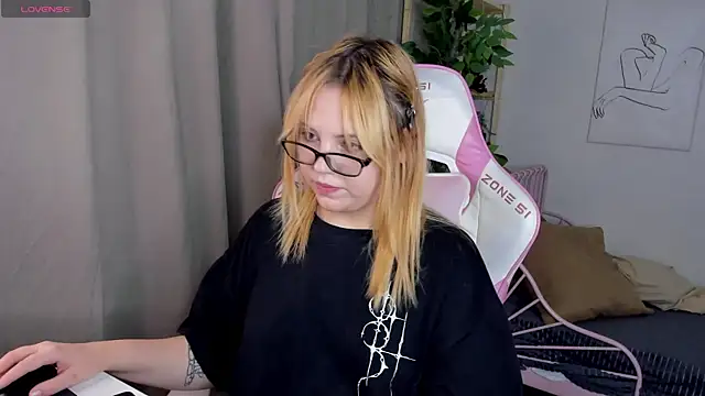 Snapshot of Stacy_Luv chatting on October 20, 2025, 1:18 am Stacy Luv online show from October 20, 2025, 1:18 am