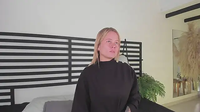 stefanny ruiz  online show from February 18, 2025, 12:28 pm