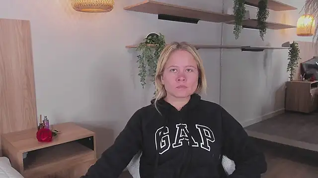 stefanny ruiz  online show from March 22, 2025, 12:14 pm