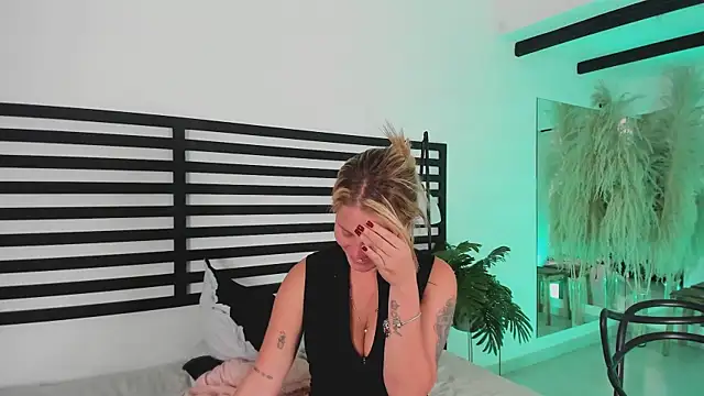 stefanny ruiz  online show from January 28, 2025, 6:28 pm