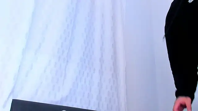 Snapshot of NoahhBrown chatting on October 15, 2025, 11:35 pm NoahhBrown online show from October 15, 2025, 11:35 pm