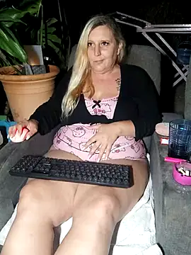 Snapshot of BecciDeluxe chatting on June 13, 2026, 10:19 pm BecciDeluxe online show from June 13, 2026, 10:19 pm