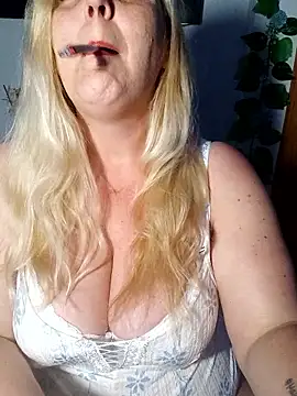 BecciDeluxe online show from April 17, 2026, 10:01 pm