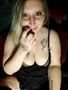 BecciDeluxe online show from November 28, 2025, 8:20 pm