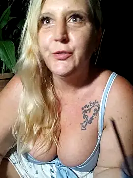 Snapshot of BecciDeluxe chatting on June 16, 2026, 9:04 pm BecciDeluxe online show from June 16, 2026, 9:04 pm