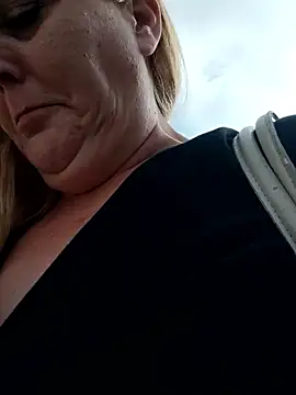 BecciDeluxe online show from January 15, 2026, 12:30 pm